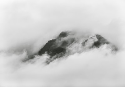 雾蒙蒙的山的照片
